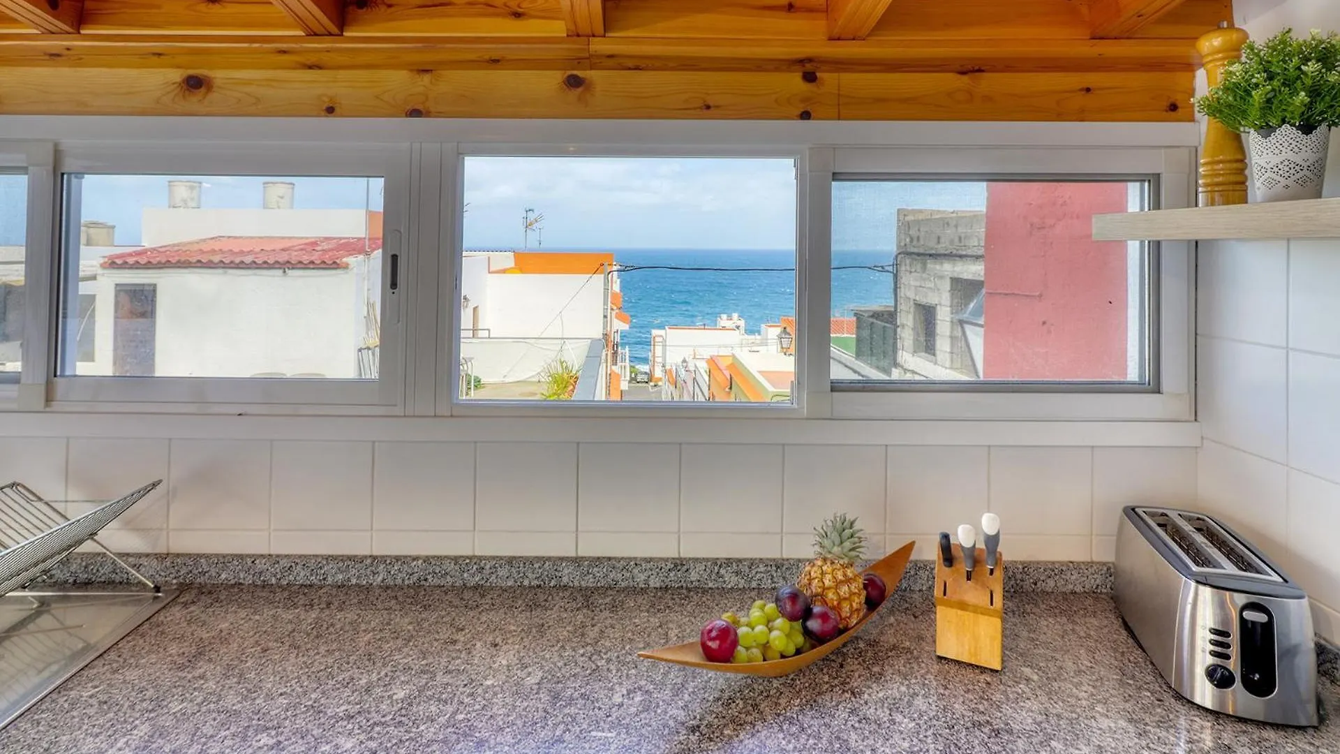 Big Terraced House, 100M To The Beach, With Bbq And Sea View Guincho (Tenerife)