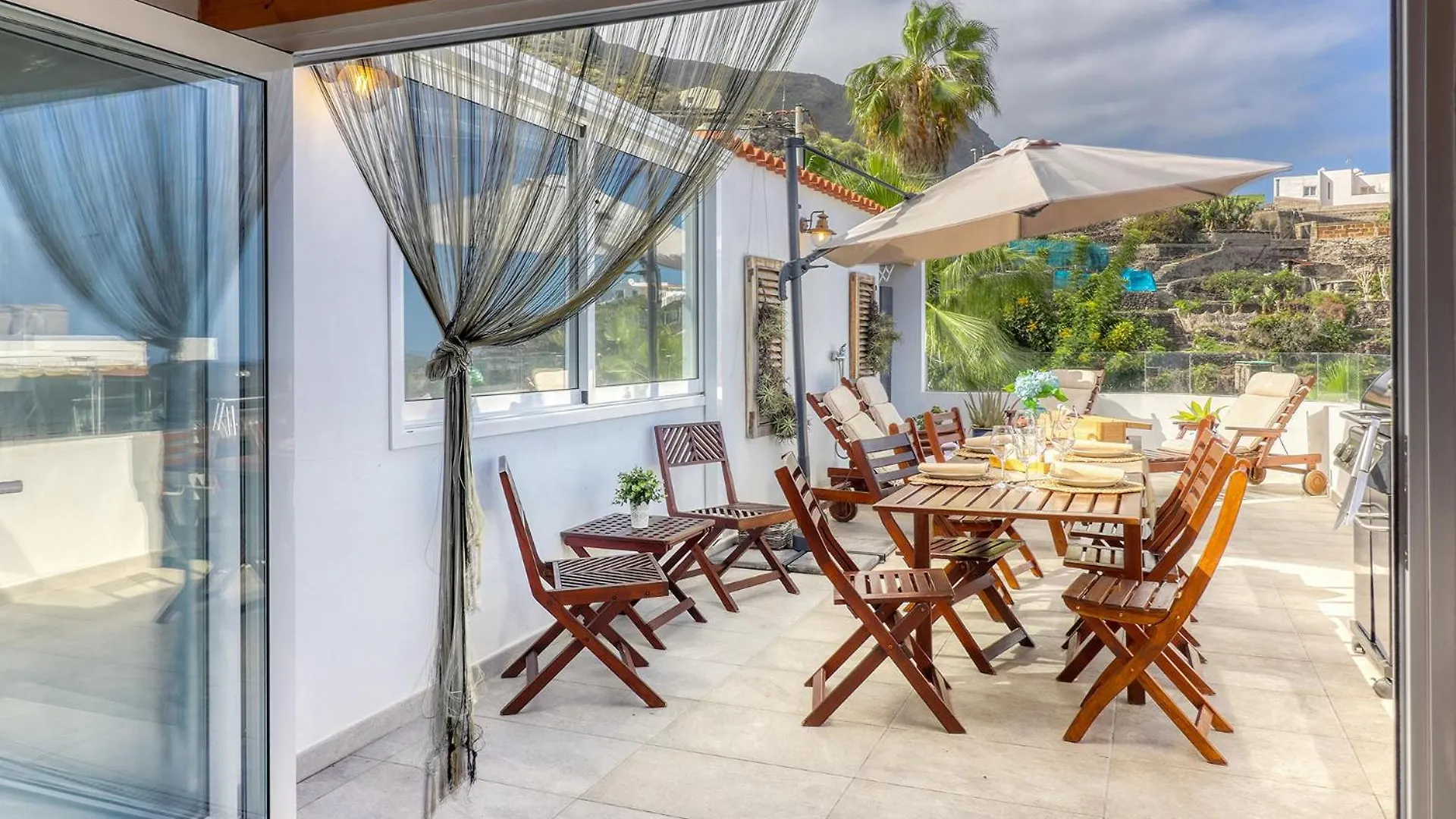 Big Terraced House, 100M To The Beach, With Bbq And Sea View Holiday home